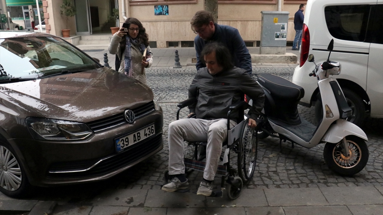 Üniversitenin Mimarlık bölümünden Dr. Öğr. Üyesi Gülcan Yeler, yaptığı açıklamada, kentlerin herkes için yaşanılabilir olması gerektiğini söyledi.