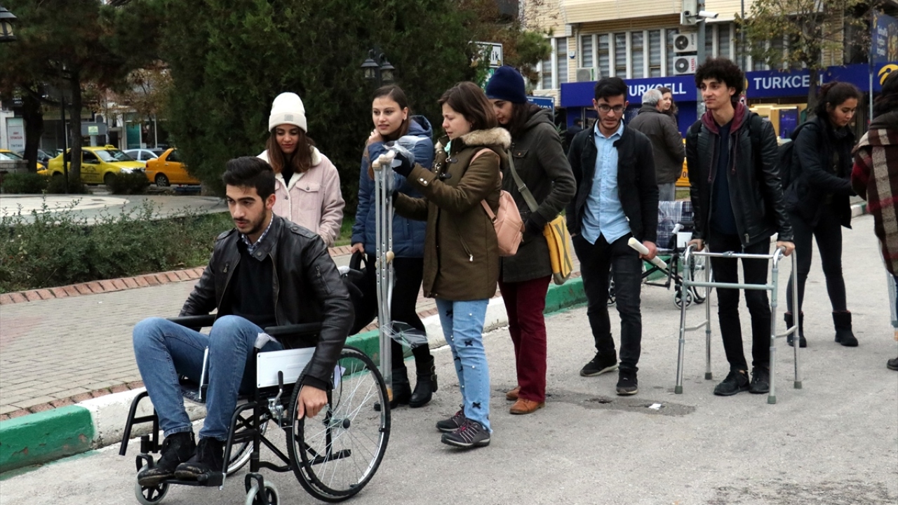 Tekerlekli sandalye ile gezen Mimarlık Fakültesi Araştırma Görevlisi Murat Berk Evren ise engellilerin dükkan giriş ve çıkışlarında problem yaşadığını tespit ettiklerini aktardı. 