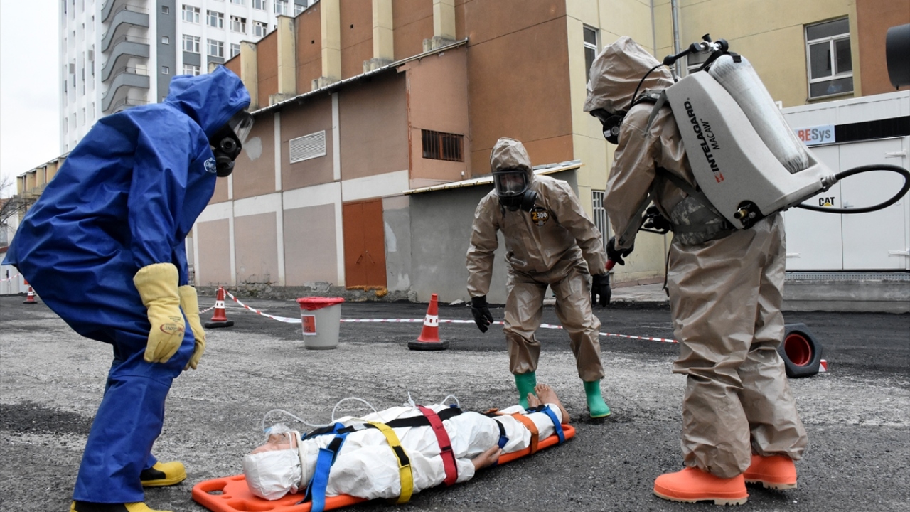 Senaryo gereği AFAD ekiplerine, Gülser ve Dr. Mustafa Gündoğdu Merkez Laboratuvarı`nda oksijen tüpü patlaması sonucu hardal gazı sızıntısı meydana geldiği ihbar edildi, bölgeye çok sayıda ekip sevk edildi.