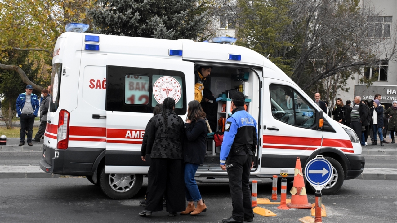 Tatbikat alanına gelen KBRN ekipleri, koruyucu kıyafetlerle bölgede ölçüm yapıp yaralı ve ölüleri dekontamine (kimyasallardan arındırma) etti. 