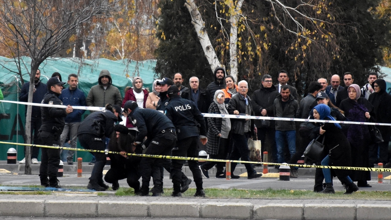 Bu sırada senaryo gereği yaralanan ve ölenlerin yakınları, polis tarafından sakinleştirilmeye çalışıldı.