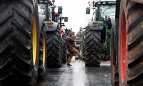 Çiftçilerden Paris sokaklarında traktörlü protesto