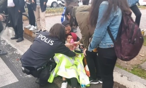 Polis, yerde yatan yaralıyı montuyla ısıttı