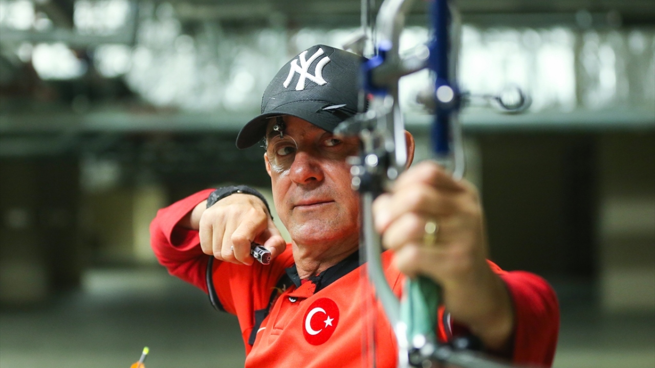 Adana`da 1965 yılında dünyaya gelen Naci Yenier, gençlik yıllarında geçirdiği bir trafik kazası nedeniyle omurilik felci oldu. Bu nedenle 26 yıldır tekerlekli sandalye kullanan Yenier, engeline takılmadan hayatı yaşamayı seçti.