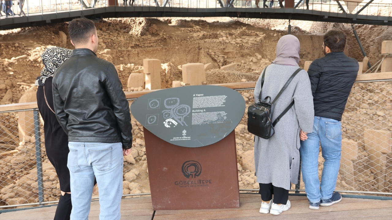 "Tarihin sıfır noktası" diye nitelendirilen Göbeklitepe, konik kubbeli evleriyle dikkati çeken tarihi Harran ilçesi ve doğal güzelliklere ev sahipliği yapan Halfeti gibi noktalar, Şanlıurfa`ya gelen ziyaretçilere güzel bir gezi imkanı sunuyor. 