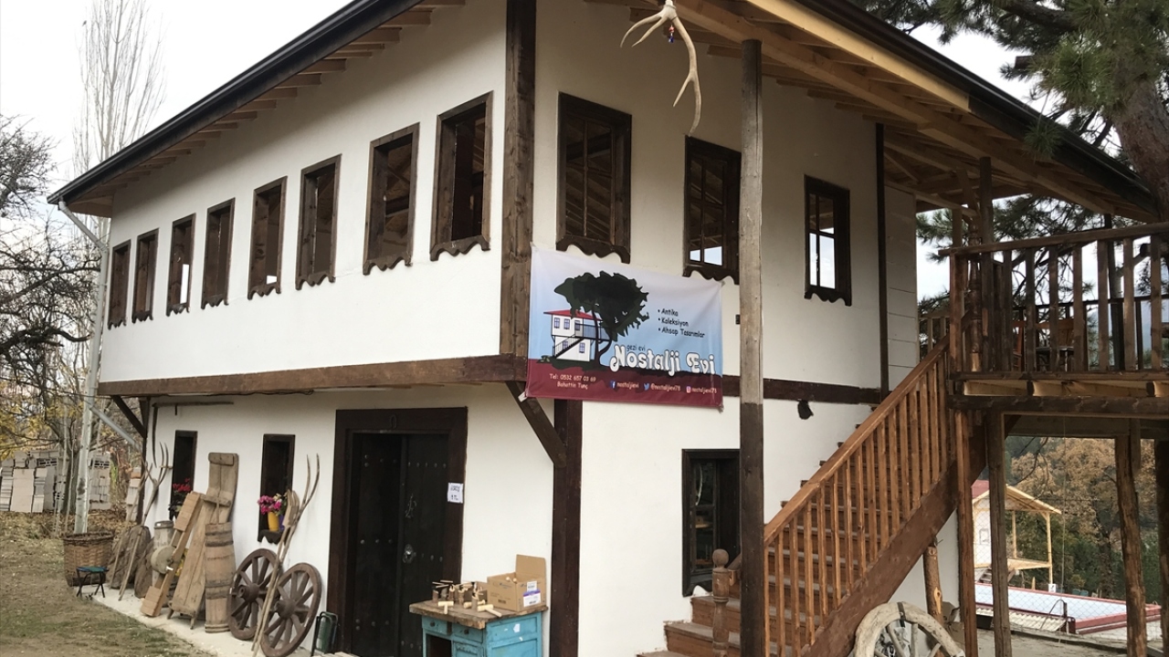 En eskisi 248 yıllık ve yaklaşık 10 bin antika parçaya sahip olan Tunç, Dana köyünde adına "Nostalji Evi" dediği ahşap binada sergilediği tarihin izini taşıyan eserlere gözü gibi bakıyor.