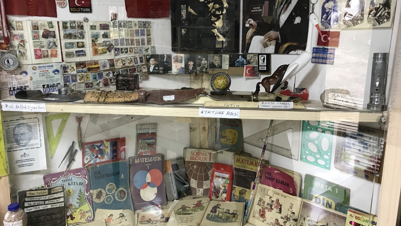 O yıllarda babasının aldığı ahşap okul çantasını saklamakla işe başladığını anlatan Tunç, sahip olduklarının maddi değerle ölçülemeyeceğini kaydetti.