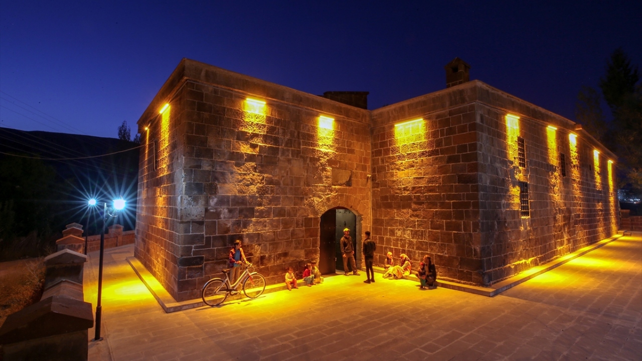 Bitlis Vakıflar Bölge Müdürlüğünce tarihi dokusuna uygun restore edilen ve her yıl çok sayıda ziyaretçiyi ağırlayan El-Aman Kervansarayı, Anadolu`nun en büyük kervansarayı olma özelliğini taşıyor.