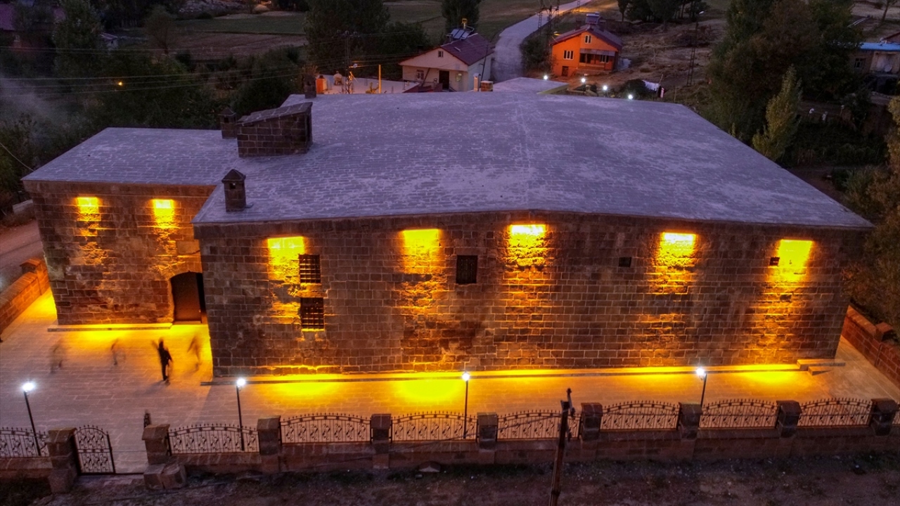 Tamamı kesme taştan kalın sütunlarla yaptırılan ve iki bölümden oluşan 90 metre uzunluğunda, 70 metre genişliğindeki kervansarayda mescit, hamam, hayvan barınma alanı, avlu, 160 oda, zanaatkar ve tüccarlar için 10 dükkan bulunuyor.
