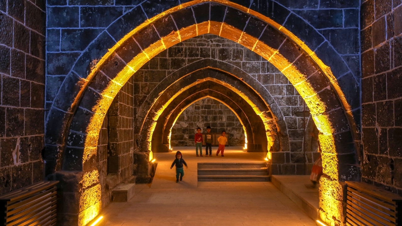 Selçuklu mimarisiyle 16. yüzyılda Bitlis-Tatvan kara yolunda yaptırılan Başhan da tüm ihtişamıyla tarihin izlerini bugüne taşıyor.