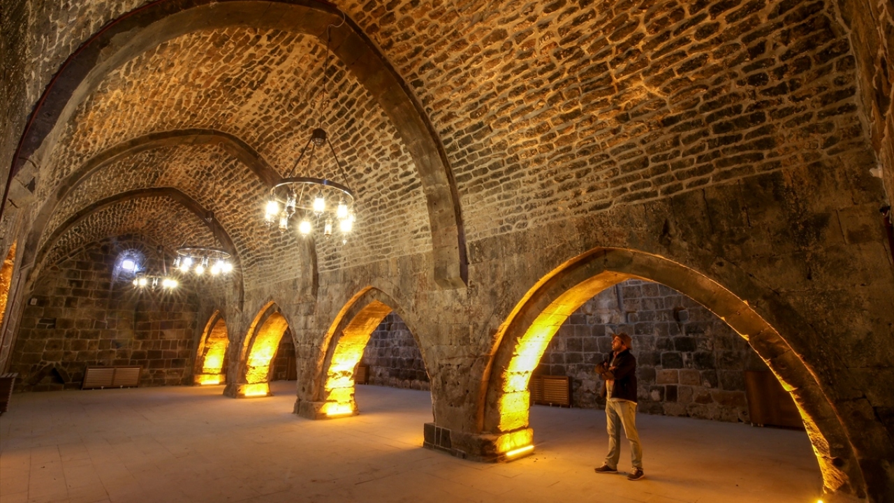 Bitlis Valisi Oktay Çağatay, yaptığı açıklamada, 7 bin yıllık tarihi geçişimi bulunan kentte çok sayıda tarihi yapının günümüze ulaştığını söyledi.