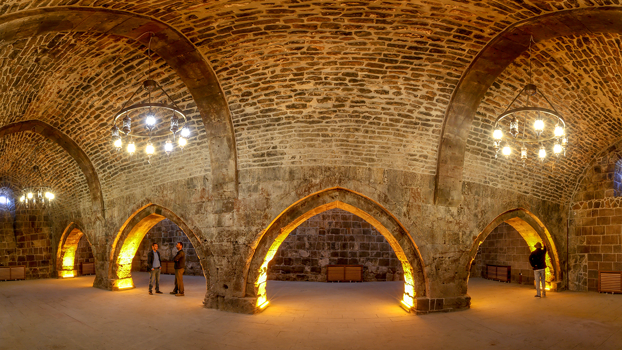 Van Beylerbeyi Köse Hüsrev Paşa tarafından 16. yüzyılda Selçuklu mimarisiyle inşa edilen El-Aman Kervansarayı ile Başhan, mimari yapısı, süslemeleri ve görkemiyle yıllara meydan okuyor.