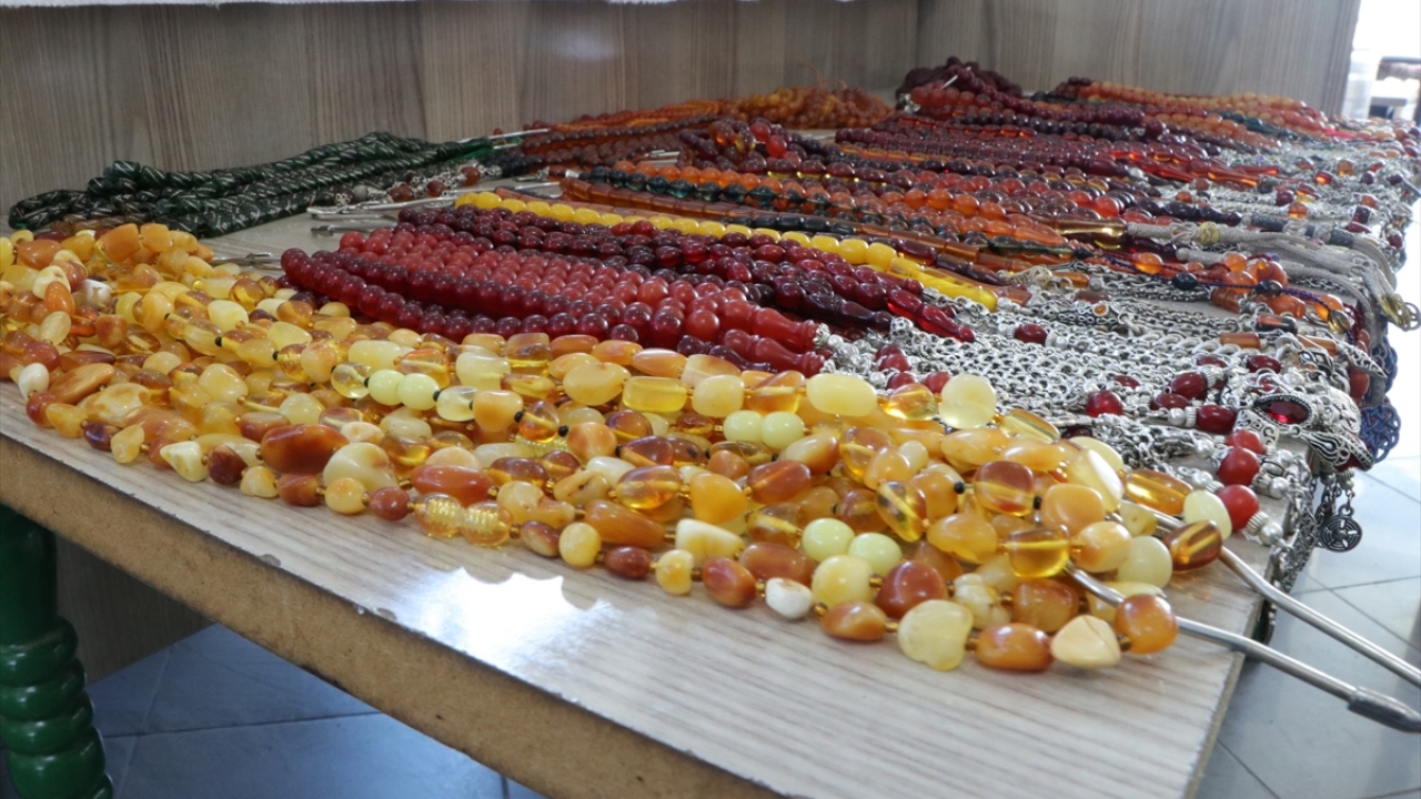 Tespih meraklıları, tezgahlarda özenle sergilenen ve fiyatı 100 lira ile 100 bin lira arasında değişen ürünleri detaylı şekilde inceleyip bütçesine uygun olanı satın alıyor.