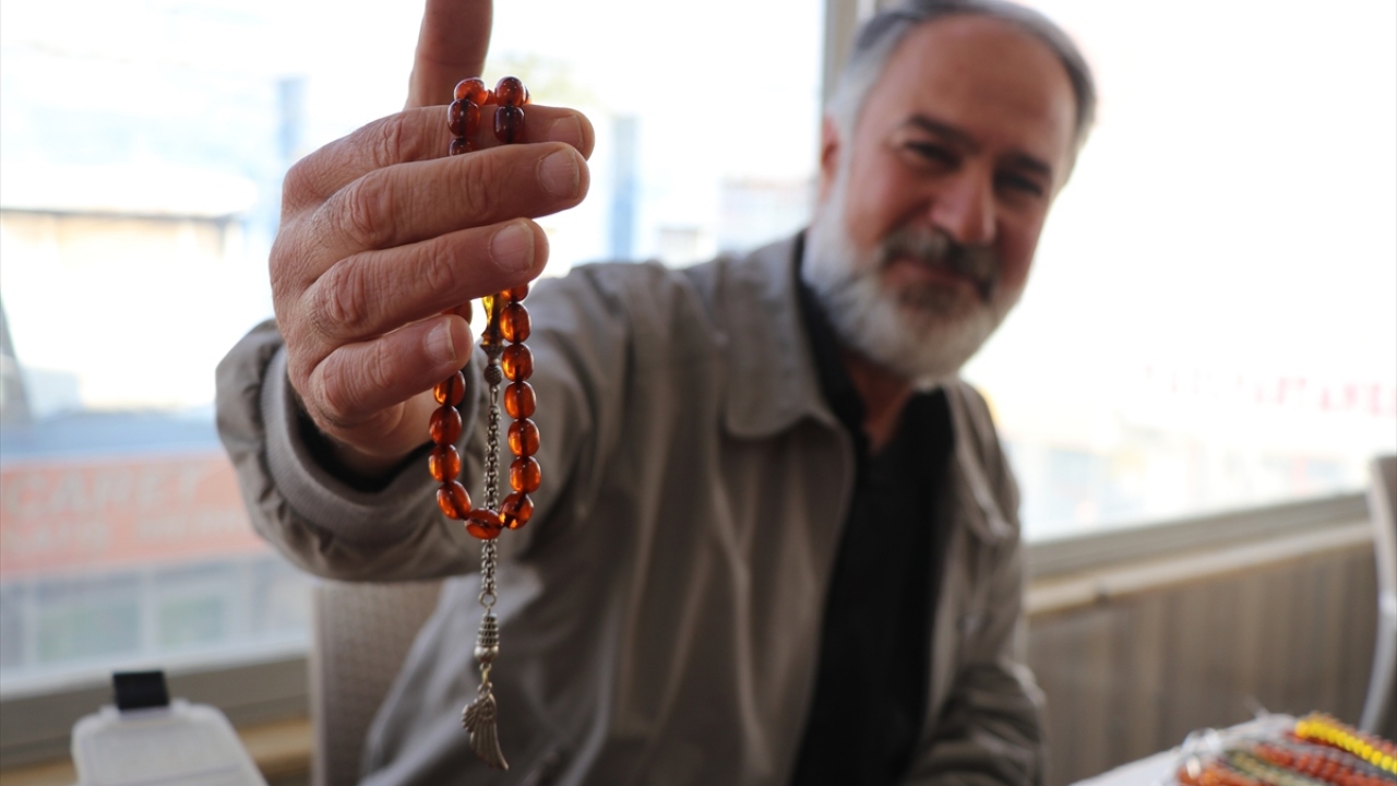 Türkiye`nin farklı illerinde 20 yıldır tespih sattığını aktaran Abdullah Kaya ise bunun gönül işi olduğuna işaret ederek, "Tespih beyefendilerin aksesuarıdır. Tespih sallanmaz, çekilir." dedi.