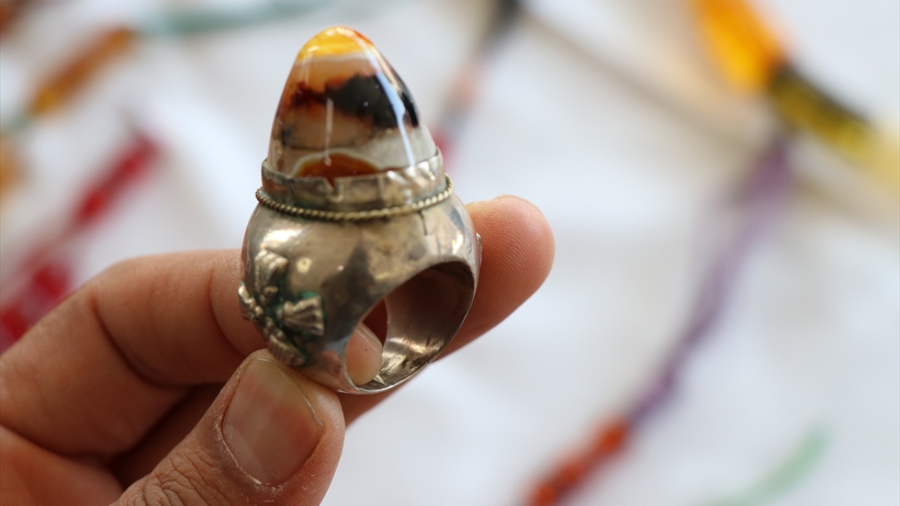 Rengarenk tezgahlarda tespihlerin yanı sıra sıkma zar, kukadan yapılmış yüzüklerde satılıyor.