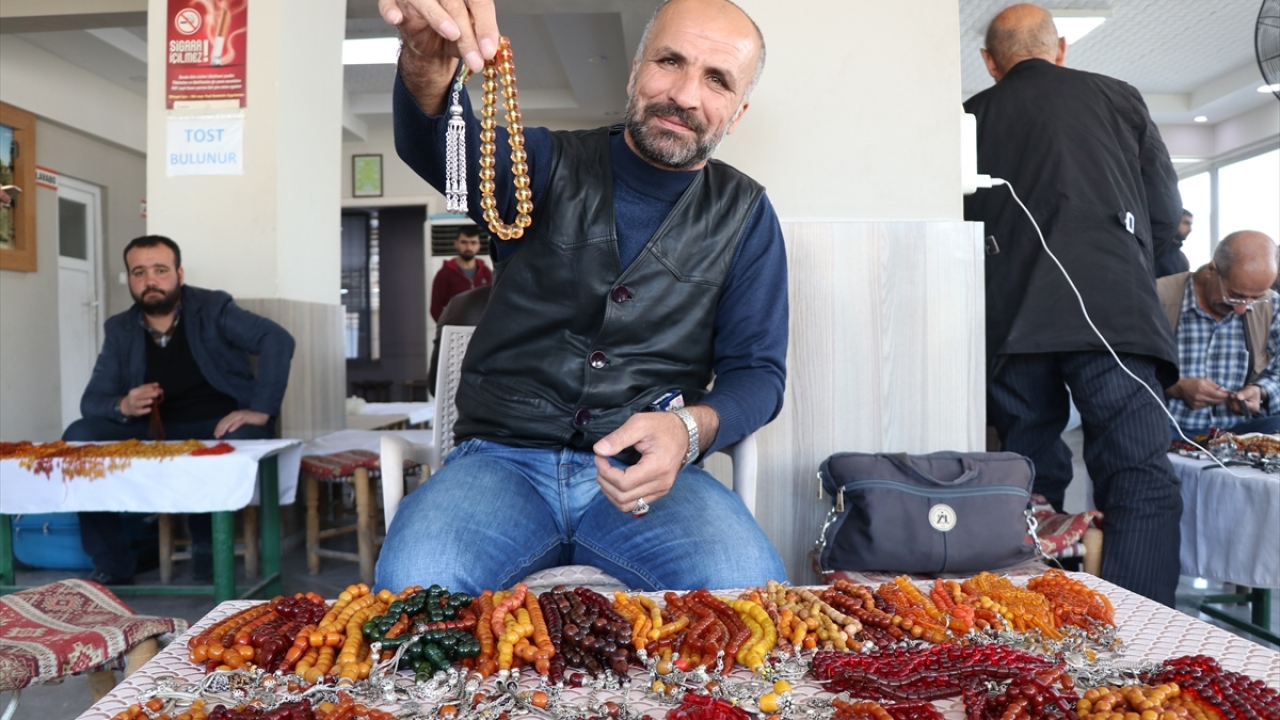 Tespihçi Özcan Aksat, çocukluğundan beri tespih meraklısı olduğunu, bir süreden beridir de koleksiyon yaptığını söyledi.