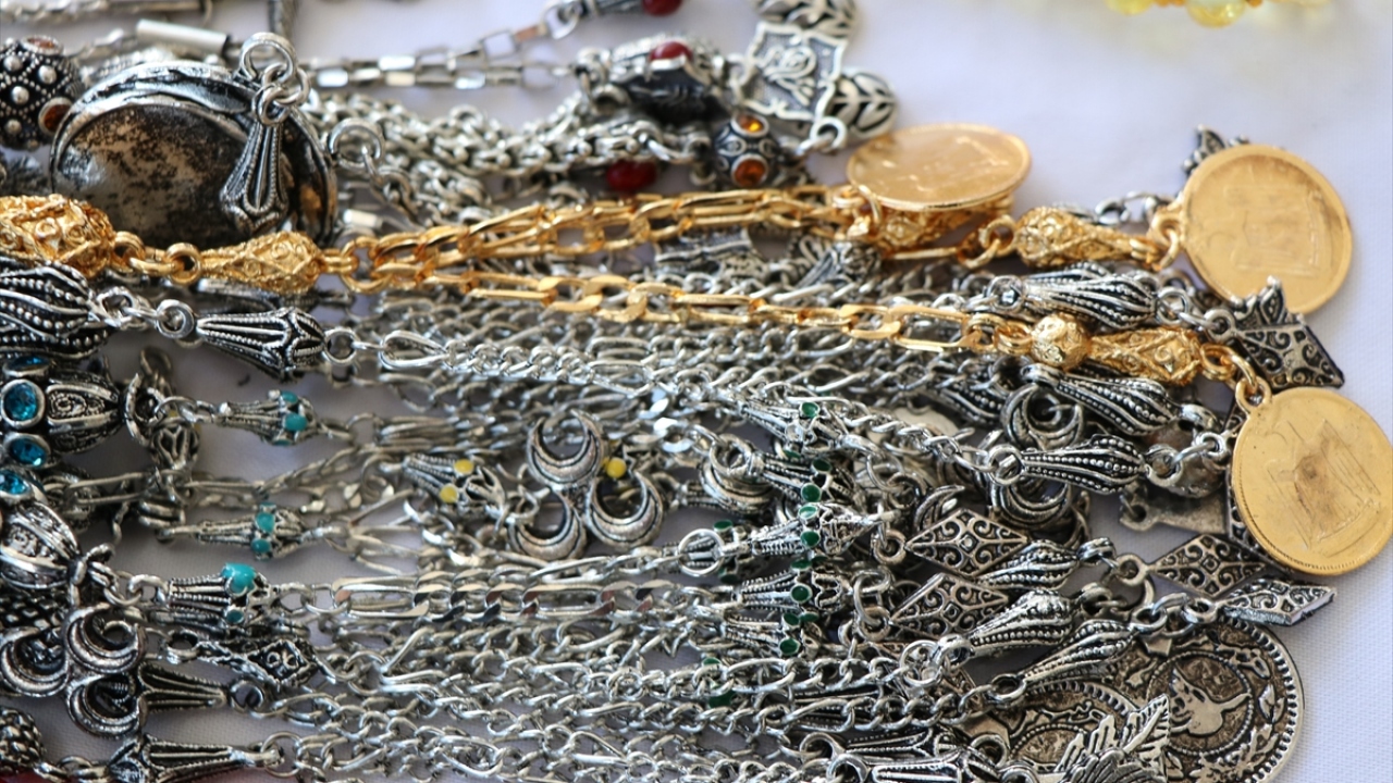 Tezgahlarda sergilenen gümüş tespih başlıkları da ilgi görüyor.