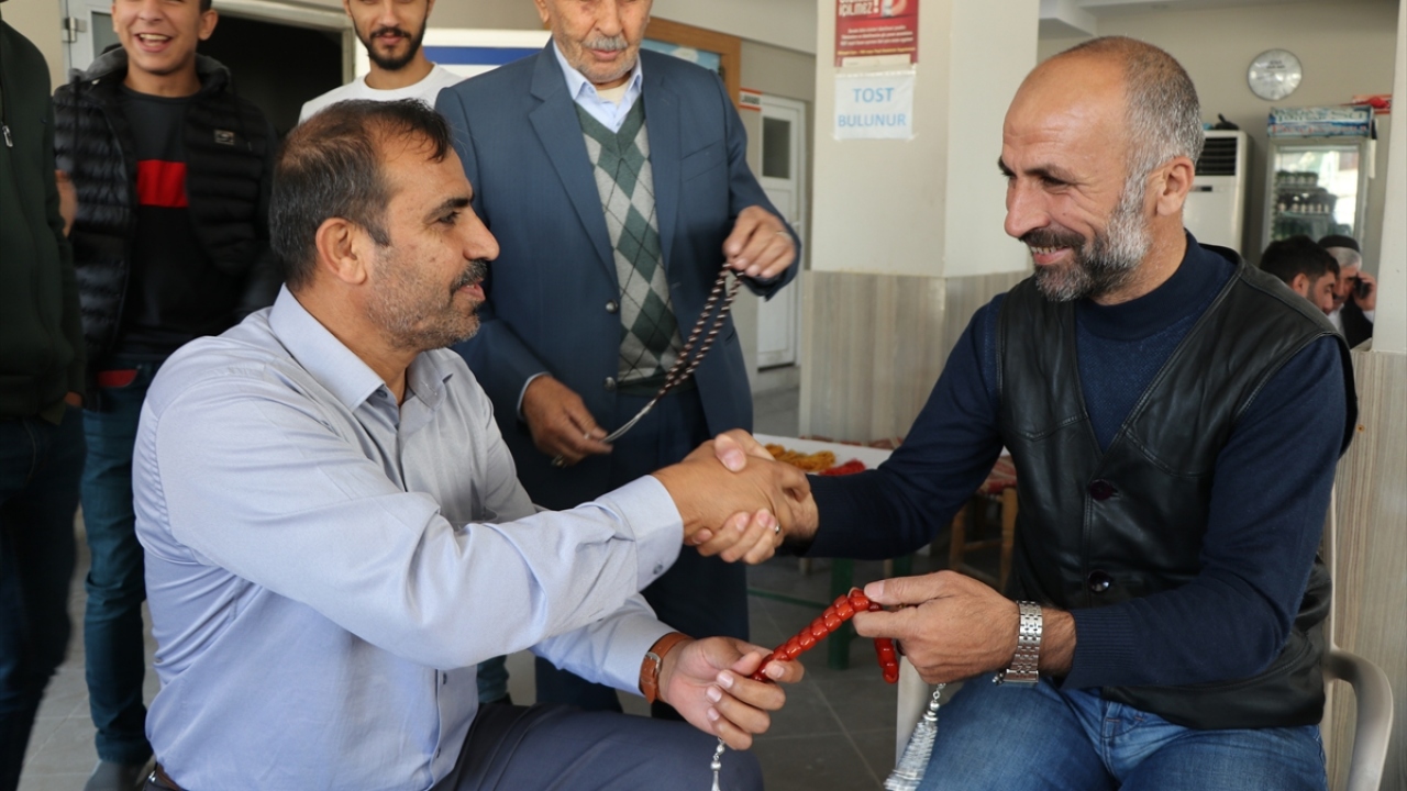 Tespih meraklısı Latif Şahin(solda), pazarda gördüğü Osmanlı zarı tespihi yaptığı pazarlık sonucu 15 bin liraya satın aldı.