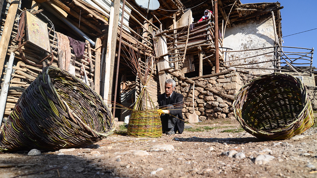 Çakmaklı köyüne bağlı Arel Mezrası`nda hayvancılıkla uğraşan 56 yaşındaki iki çocuk babası Seydali Tokat, 26 yıldır dededen kalma geleneksel yöntemlerle sepet üretimi yapıyor.
