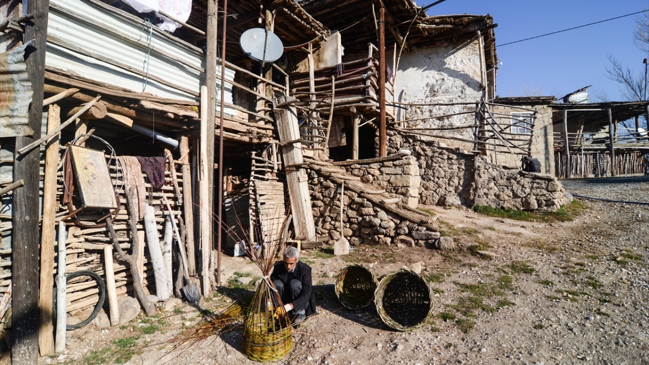 Zorlu bir çalışmayla, gelişen teknolojiyle kaybolmaya yüz tutmuş sepetlere hayat veren Tokat, ürünleri kendi işlerinde kullanıyor ve talebe göre çevre köylerdeki besicilere satıyor.