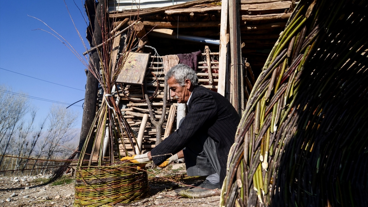 Tokat, "Bizim burada bük adını verdiğimiz tarlalarda yetişen söğüt ağaçları çok sağlam ve kırılmaz oluyor. Ben de o ağaçların dallarını toplayıp sepet yapıyorum. Sepetler evlerde çok lazım oluyor." diye konuştu.  