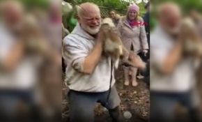Kaybolan köpeğine kavuşan yaşlı adam gözyaşlarına boğuldu