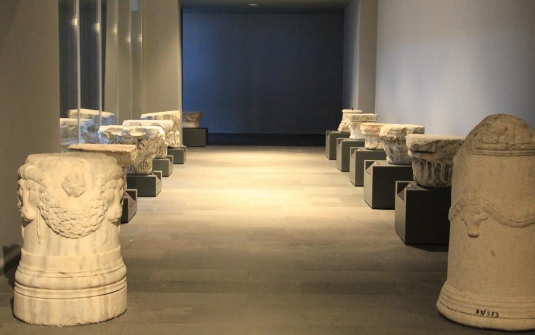 Son derece modern bir ortamda sergilenen bu önemli eserler ziyaretçilerini bekliyor.