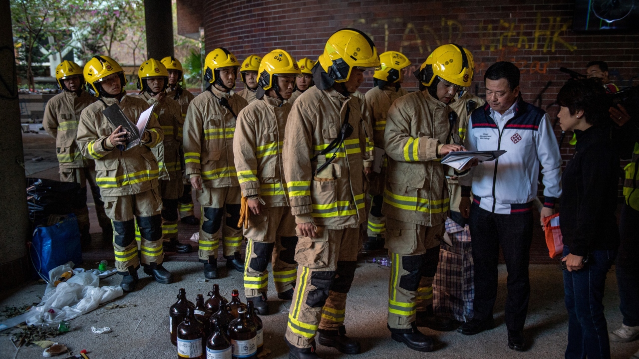 Ekiplerin içeride ne kadar kalacağının henüz belli olmadığını kaydeden Chow, “Bugün asıl kaygımız birilerini gözaltına almak değil, içeridekilerin iyiliği.” ifadesini kullandı.