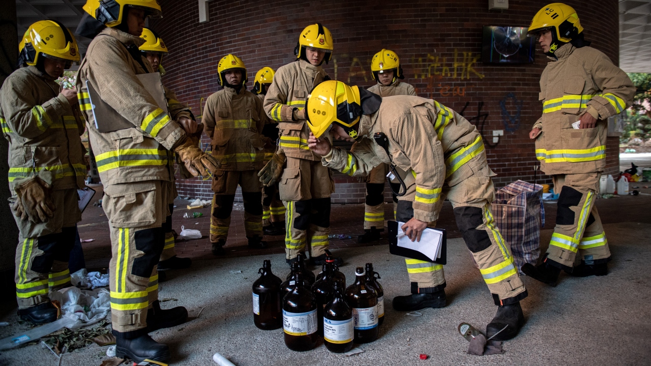 Üniversiteye giren bomba imha uzmanları da bilim laboratuvarı dahil kampüs içinde arama yaptı.