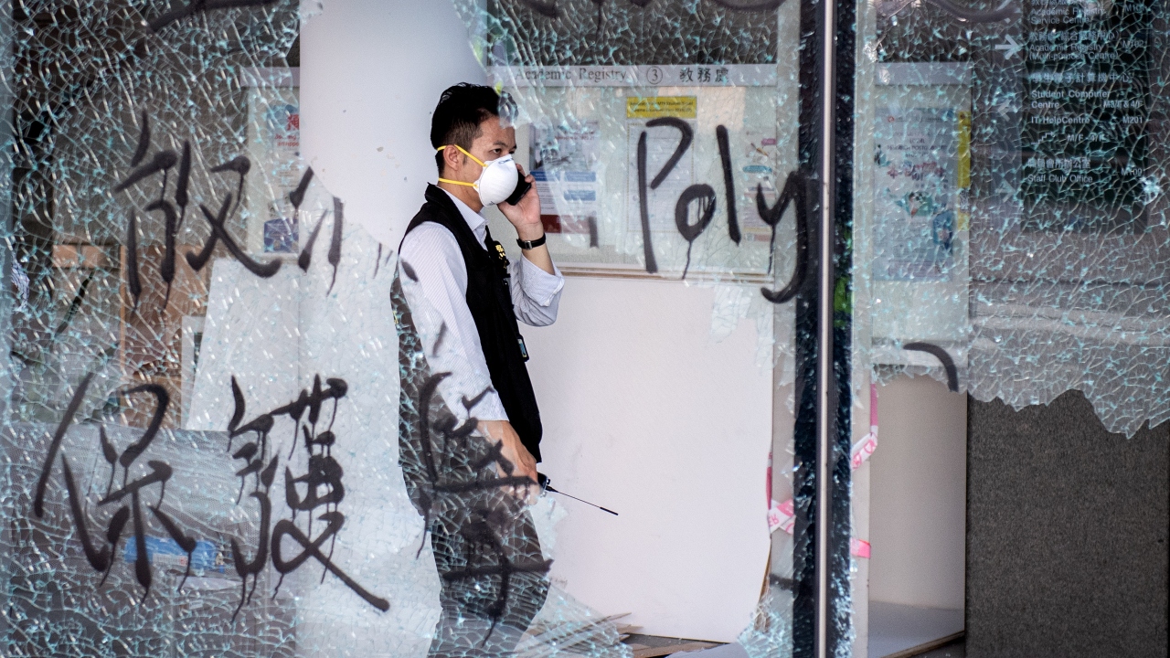 Polisin içeri girmesinden saatler önce saklandığı yerden dışarı çıkan maskeli bir protestocu, basına, içeride 20`den az kişi olduğunu söyledi.