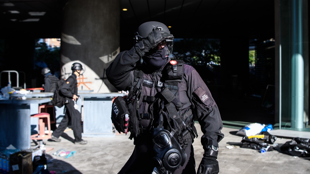 Göstericiler, 12 Kasım`da üniversite kent merkezinde yolları kapatmaya ve üniversite kampüslerini işgal etmeye başlamıştı.