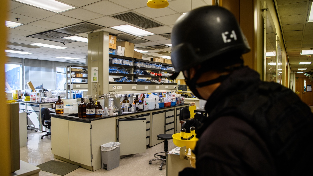 Üniversite işgalleri nedeniyle birçok üniversite, 2019`un son iki ayında ders yapılmayacağını duyurmuş, yüzlerce yabancı öğrenci Hong Kong`dan ayrılmıştı.