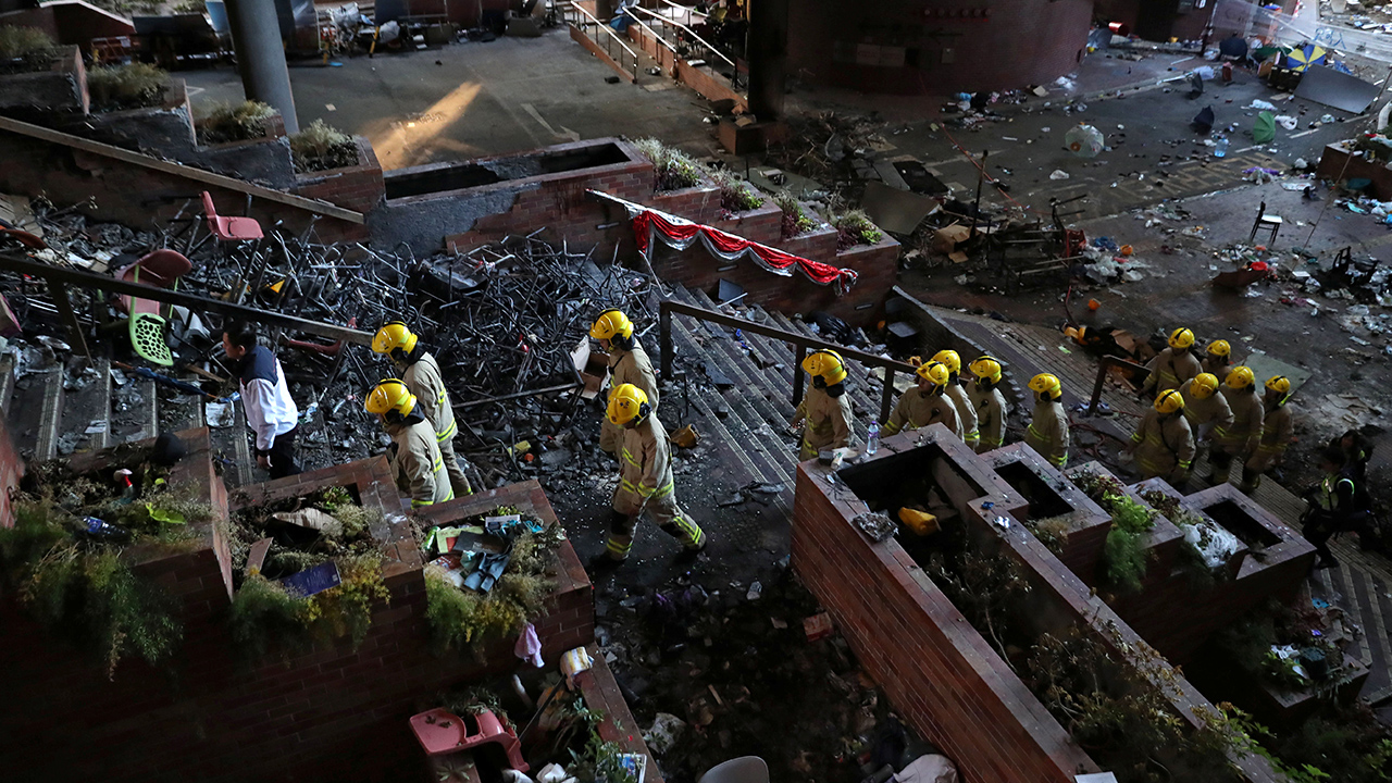 South China Morning Post gazetesinin haberine göre, polis, olay yeri inceleme, itfaiye, psikolog ve sağlık görevlilerinden oluşan 100 kişilik ekip, 11 günün ardından sabah saatlerinde Polytechnic Üniversitesi`ne girdi.