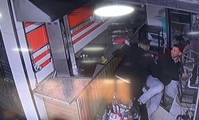 Şanlıurfa'da motosikletin iş yerine girme anı kamerada