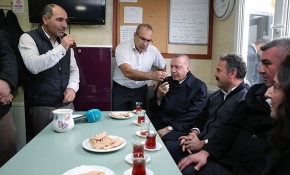 Cumhurbaşkanı Erdoğan'dan taksi durağına ziyaret