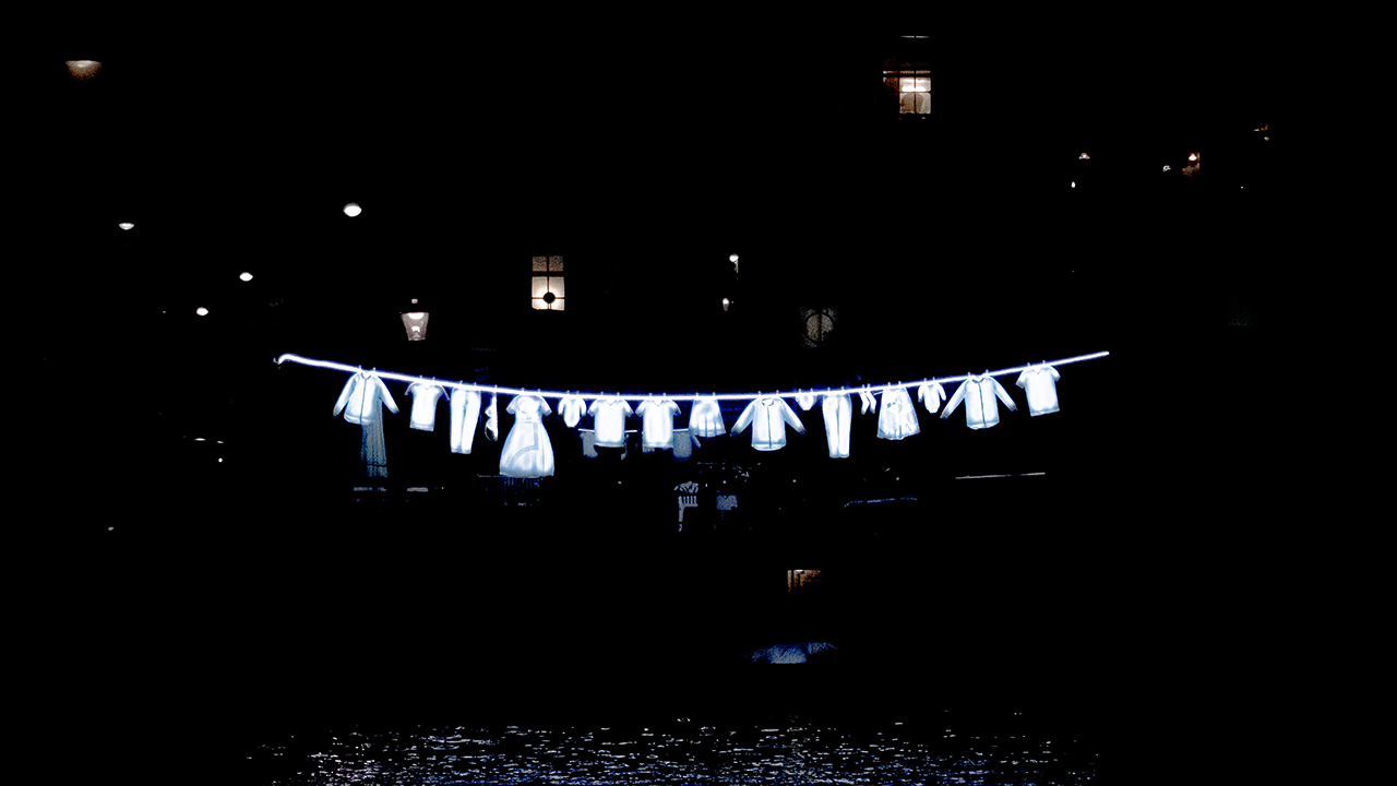 Ziyaretçiler, kentin turistik bölgesindeki UNESCO Dünya Miras Listesi`nde yer alan ünlü kanalların üzerinde ve çevresinde yapılan ışıklı gösterileri gemi turlarıyla izledi.