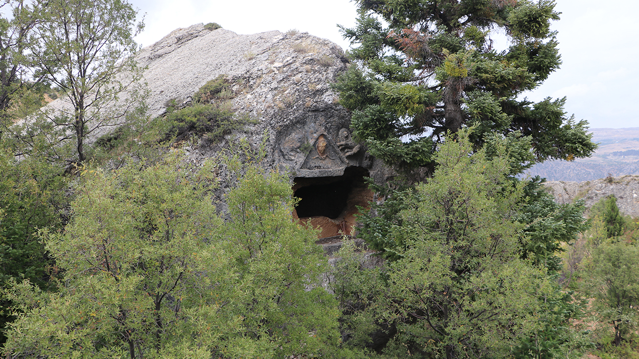 Göktepe beldesinin yaklaşık 5 kilometre güneybatısındaki klasik devirlere ait bir yerleşim yeri olan Köristan Örenyeri, kaya mezarları ile dikkati çekiyor.