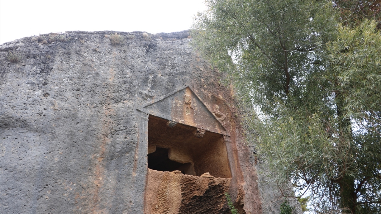 Mezarlar, genelde kaya yüzeyi düzeltildikten sonra, kireçtaşı içine odalar halinde oyularak yapıldığı için görenleri hayrete düşürüyor.