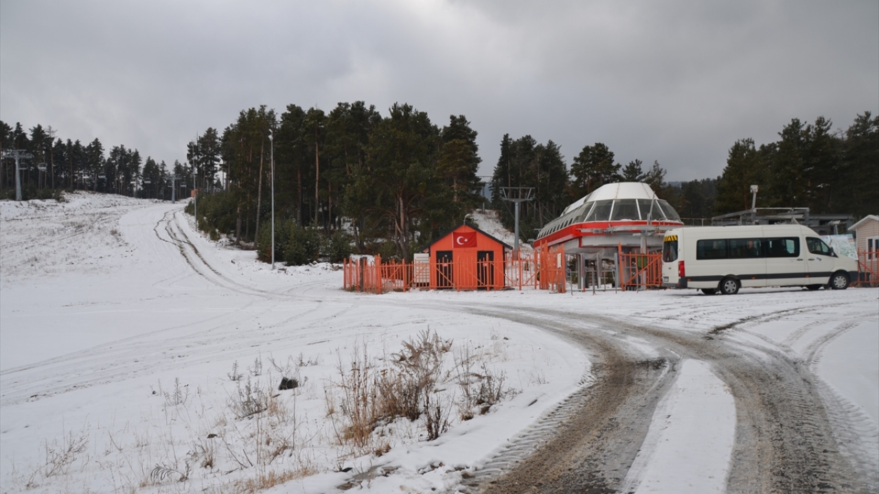 Hava limanına yakınlığı sebebiyle, kente gelenlerin 15 dakikada kayak pistlerinin bulunduğu oteller bölgesine ulaştığı Palandöken, bu özelliğinin yanı sıra yenilenen tesisleri ve uzatılan alternatif pistleri dolayısıyla talep görüyor.