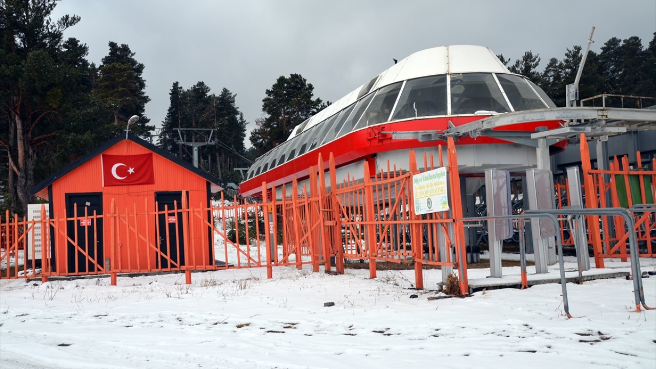 Kent ile adeta iç içe olduğu için konuklarına hem kayak yapma hem de yöresel lezzetlerden tadıp şehri gezme imkanı sunan Palandöken, aylarca kalan beyaz örtü dolayısıyla da ziyaretçilerini cezbediyor.