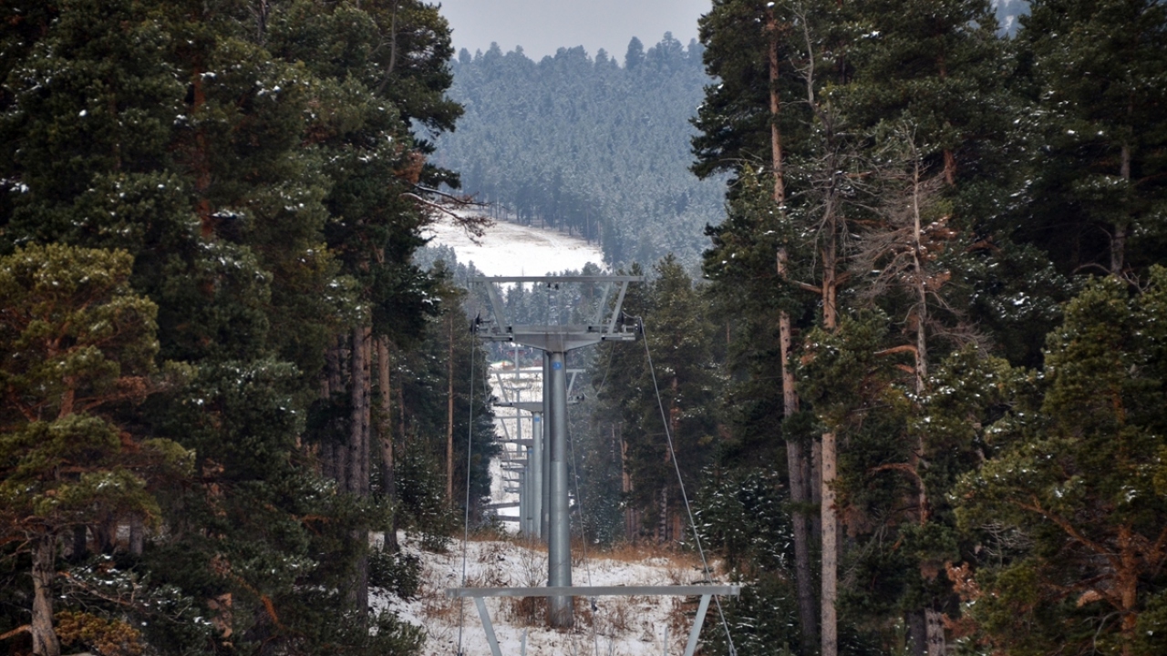 Uzun pistlerinin yanı sıra telesiyej sistemlerinde yapılan 1700 testin ardından "tam bağımsız tesis çalıştırma belgesi" alan Cıbıltepe, çığ tehlikesi bulunmayan modern tesisleri ile öne çıkıyor.