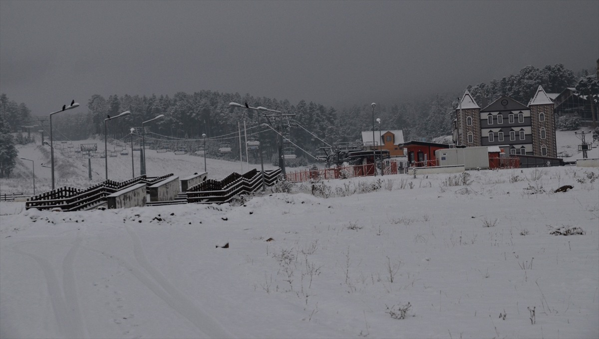 Sezon hazırlıkları tamamlanan ve açılışa hazırlanan her iki kayak merkezinde, kar yağışının önceki yıllara göre geç başlaması turizmcileri üzse de dün etkili olan kar yağışı umutları tazeledi.