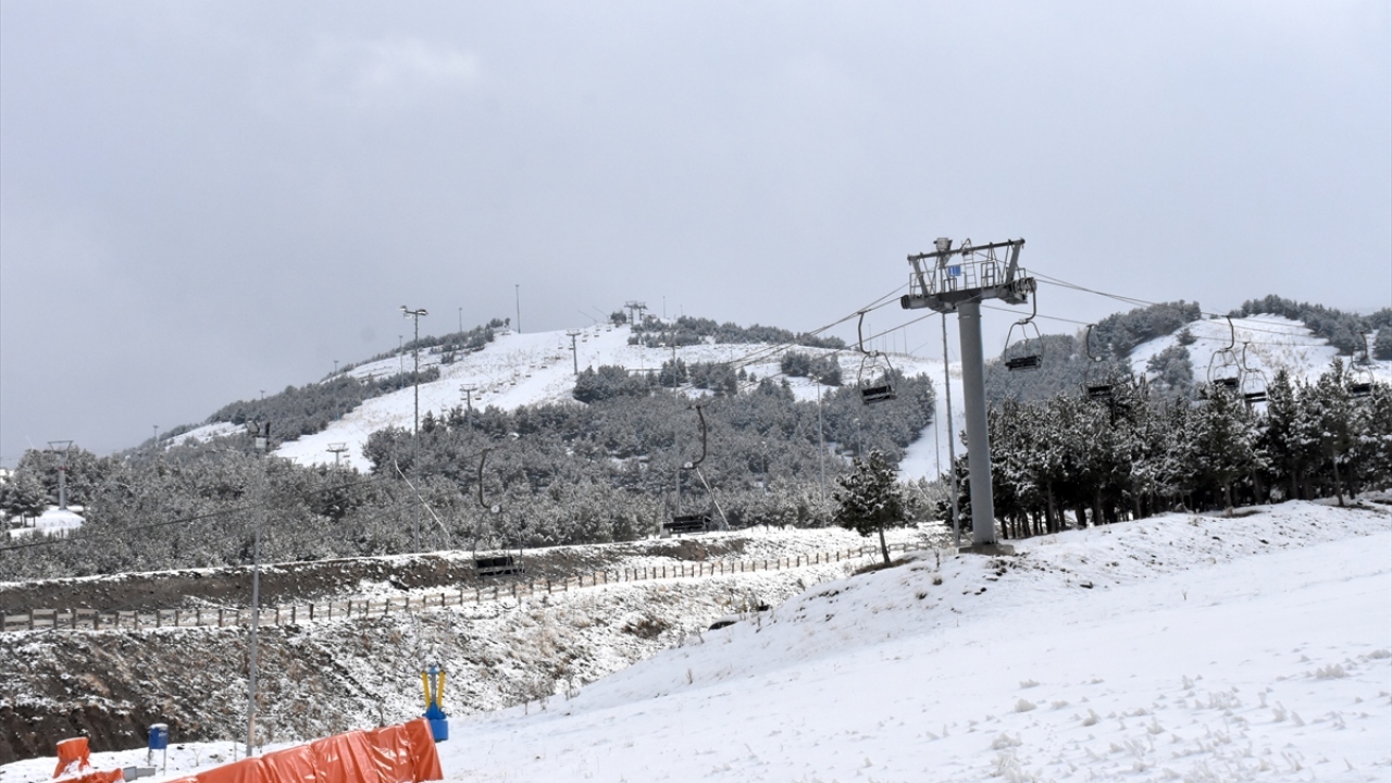 Palandöken`de hizmet veren Polat Otel`in genel müdürü Bora Kanber, yaptığı açıklamada, aralık ayının ilk haftası açılacak kayak sezonu için hazırlıkların tamamlandığını söyledi.