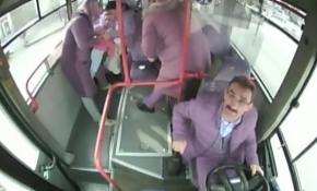 Erzincan'da halk otobüsü şoförü nefes alamayan bebeği hastaneye ulaştırdı