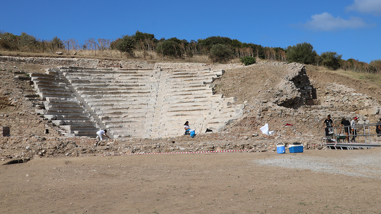 Çanakkale`de 2 bin 700 yıllık geçmişine ışık tutan Parion Antik Kenti`nde, kazıların Kültür ve Turizm Bakanlığınca yılın 12 ayına çıkarılmasıyla çalışmalar sürüyor.