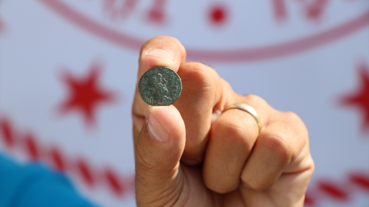 Prof. Dr. Keleş, İmparator Gallienus dönemi milattan sonra 3`üncü yüzyıldan kalma sikkenin, Romalılar tarafından kentin kurucusunun Paris olarak kabul edildiğini ortaya koyduğunu sözlerine ekledi.