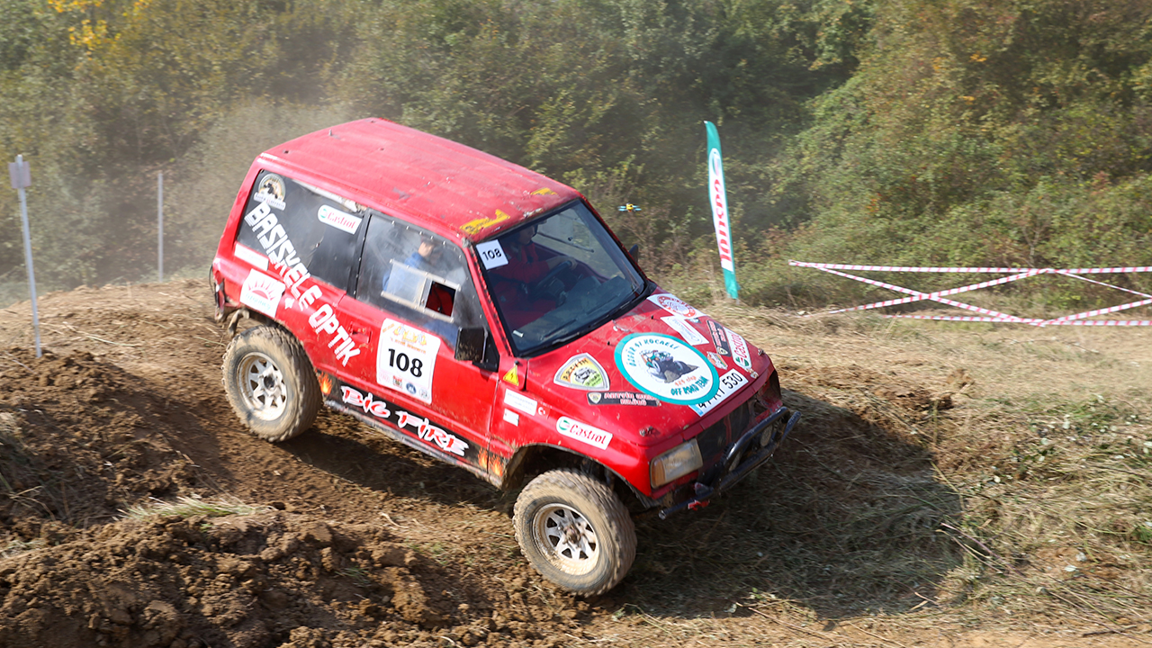 Pilot Nurcan Barçın Şatır ve yardımcı pilotu Yasemin Çelik, zorlu doğa koşullarında yarışmanın keyfini yaşıyor, başarılarıyla seyircilerin de ilgisini çekiyor.