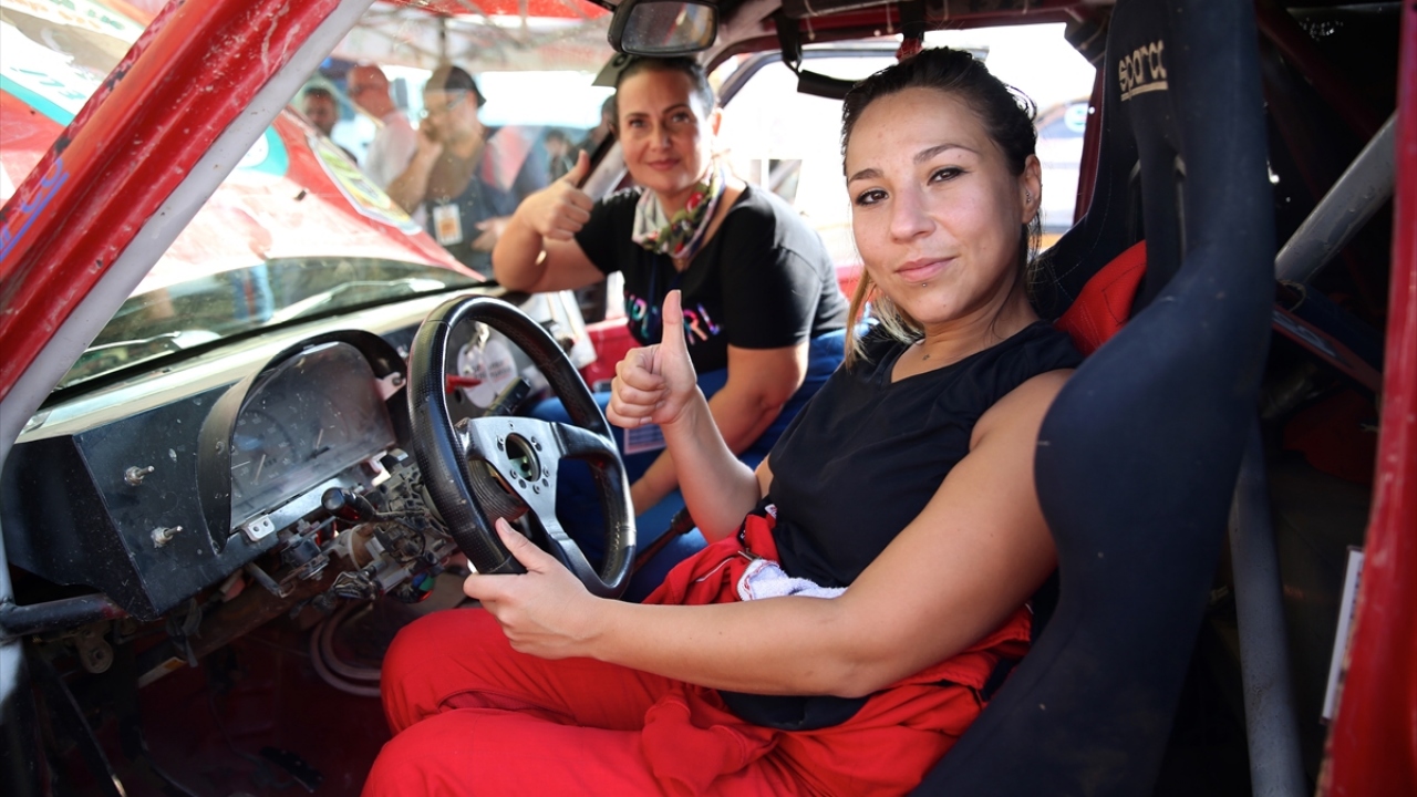 Yardımcı pilotu Yasemin Çelik ile iyi anlaştığını ifade eden Şatır, erkek-kadın herkesle uyum içinde yarışabildiğini anlattı.