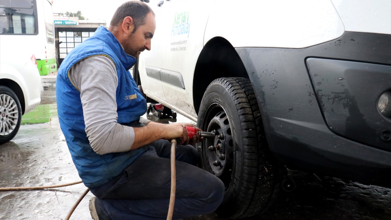 Lastikçi Emrah El, yaptığı açıklamada, son bir haftadır yoğunluğun arttığını söyledi.