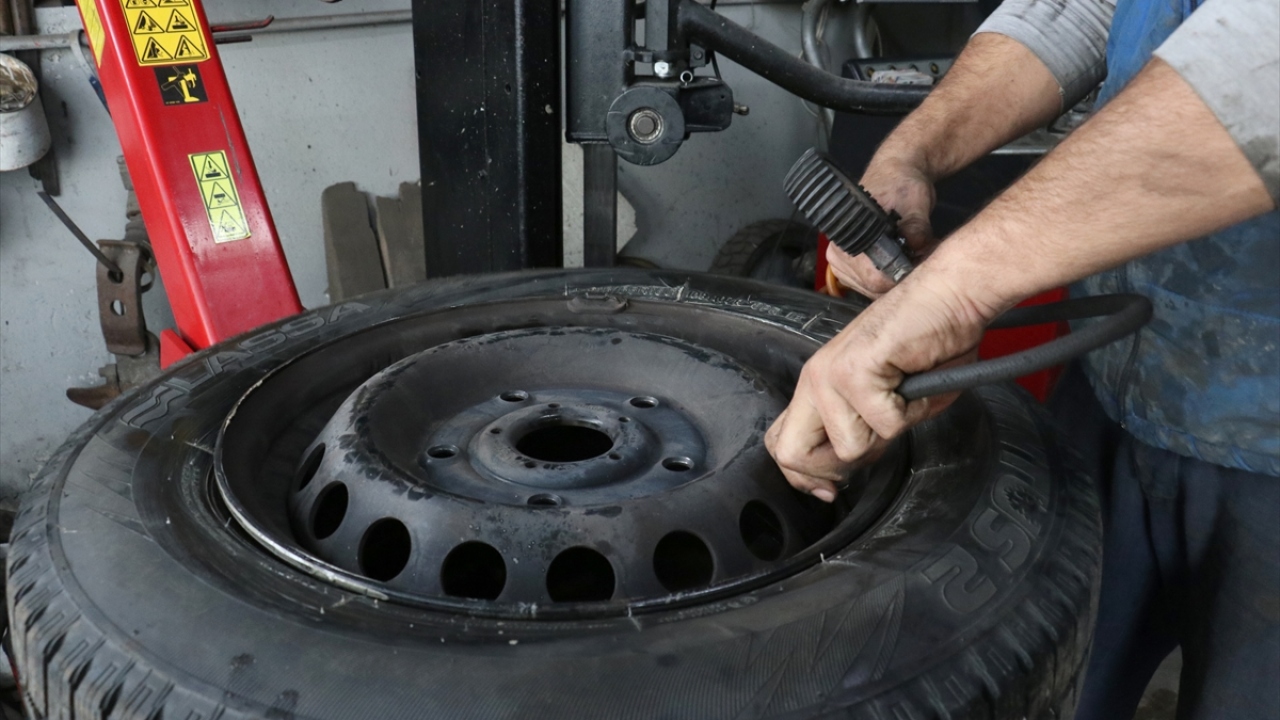 Günde yaklaşık 35 aracın lastik değişimini yaptıklarını belirten El, zaman zaman yoğunluk nedeniyle mesailerini gece de sürdürdüklerini kaydetti.